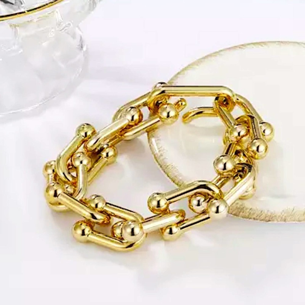 U Shaped Exaggerated Gold U Link Bracelet